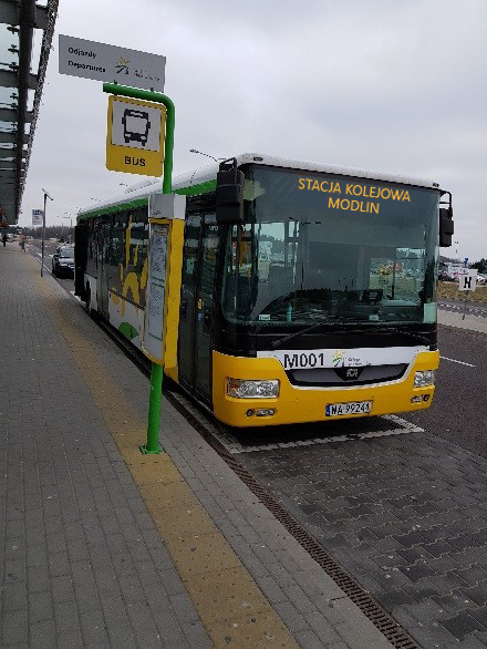 autobus lotniskowy na przystanku na lotnisku Modlin